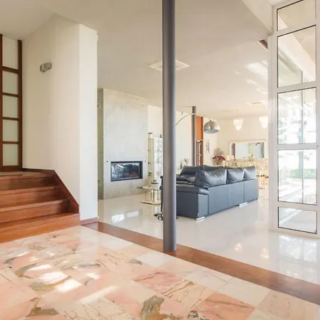 Luxury Beachfront In Villa Tarragona
